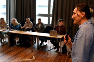 Siri Antonsen snakker foran NRKs brukerråd i stort møterom