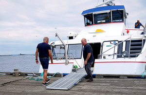 Flybåten ved kai med landgangen ute