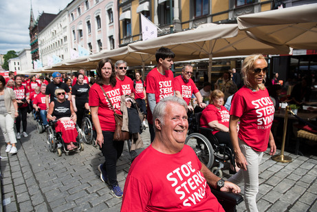 Smilende Jan Kåre Stura i Stolthetsparaden