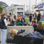 IMPROVISASJON PÅ BRYGGEKANTEN: Forskningsstiftelsen Fafo måtte gjøre en spontan landgang fra det utilgjengelige skipet under Arendalsuka i fjor, men stiller bedre forberedt med eget telt i år. 
(Foto: Ivar Kvistum)