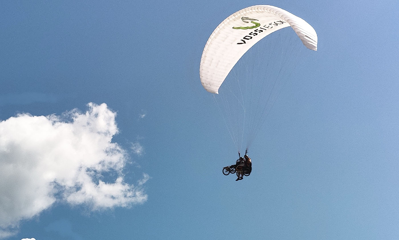 Camilla Huggins Aase i paraglider