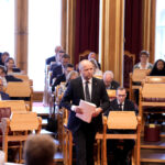 PRESENTERTE STATSBUDSJETTET: Finansminister Trygve Slagsvold Vedum (Sp) la frem statsbudsjettet i Stortinget mandag.
(Foto: Javad Parsa / NTB)